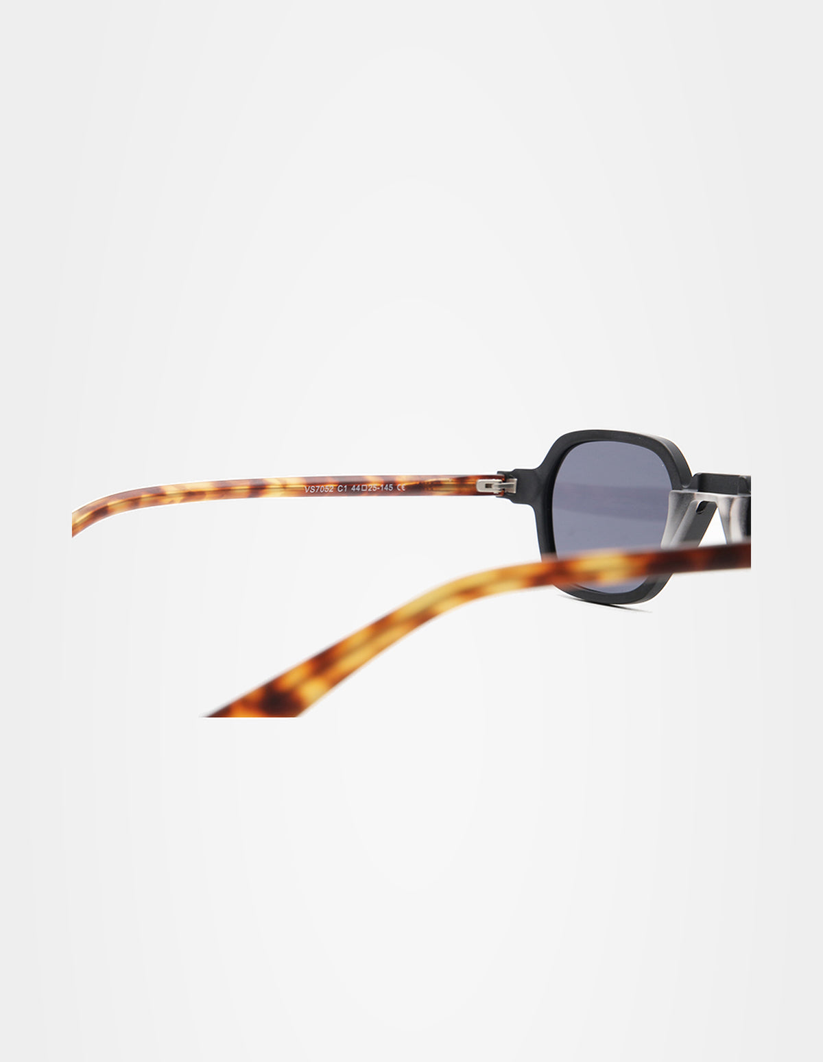 Horizon Black sunglasses – temple detail – Sobrados